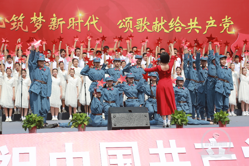 展師生風(fēng)采 抒愛國情懷——高新一中初中校區(qū)校園藝術(shù)節(jié)側(cè)記